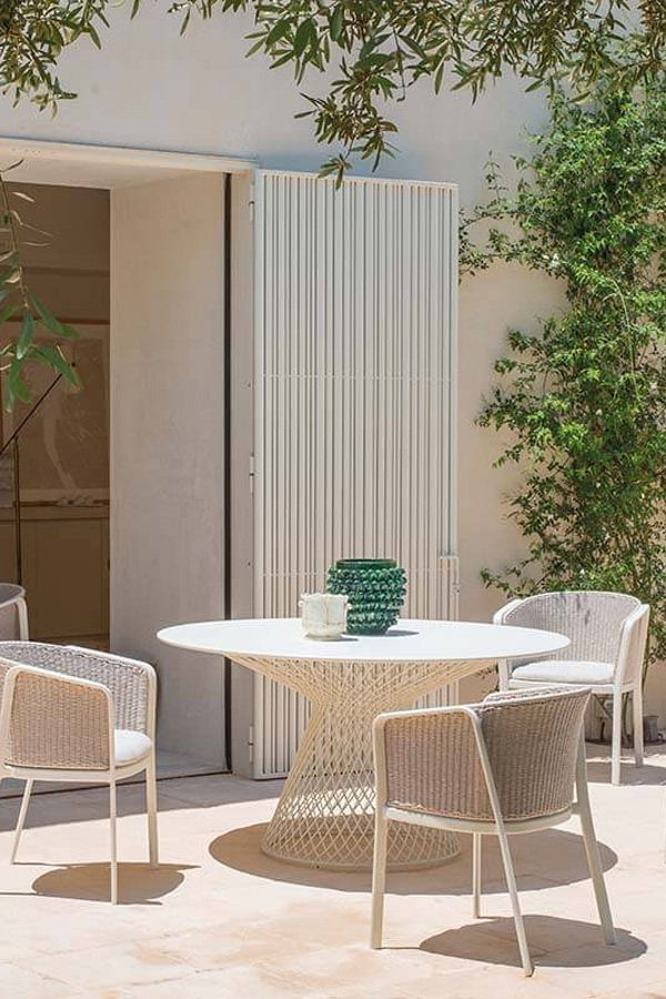 Mobilier de jardin en résine tressée beige avec une grande table beige