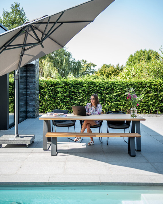 Mobilier_de_jardin-marques-4so-innovation Femme qui travaille autour de mobilier de jardin 4so