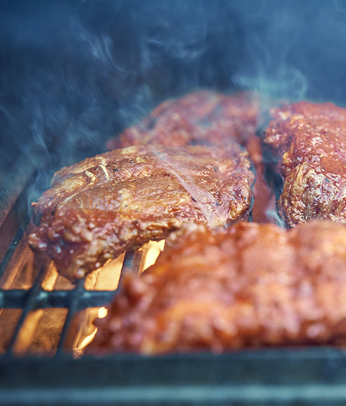 viande  marinée qui grille sur le barbecue